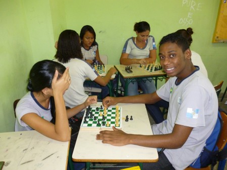  O Xadrez, jogo milenar, que trabalha o raciocínio matemático, a estratégia e a concentração, está presente nas aulas de Educação Física.